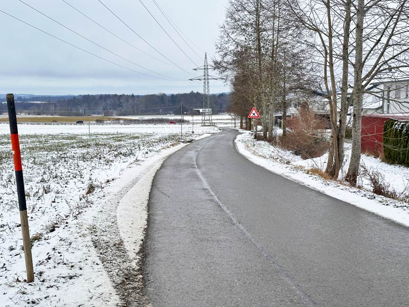 Zeigt die Stra&szlig;e mit Baufortschritte Otterswang/Burg